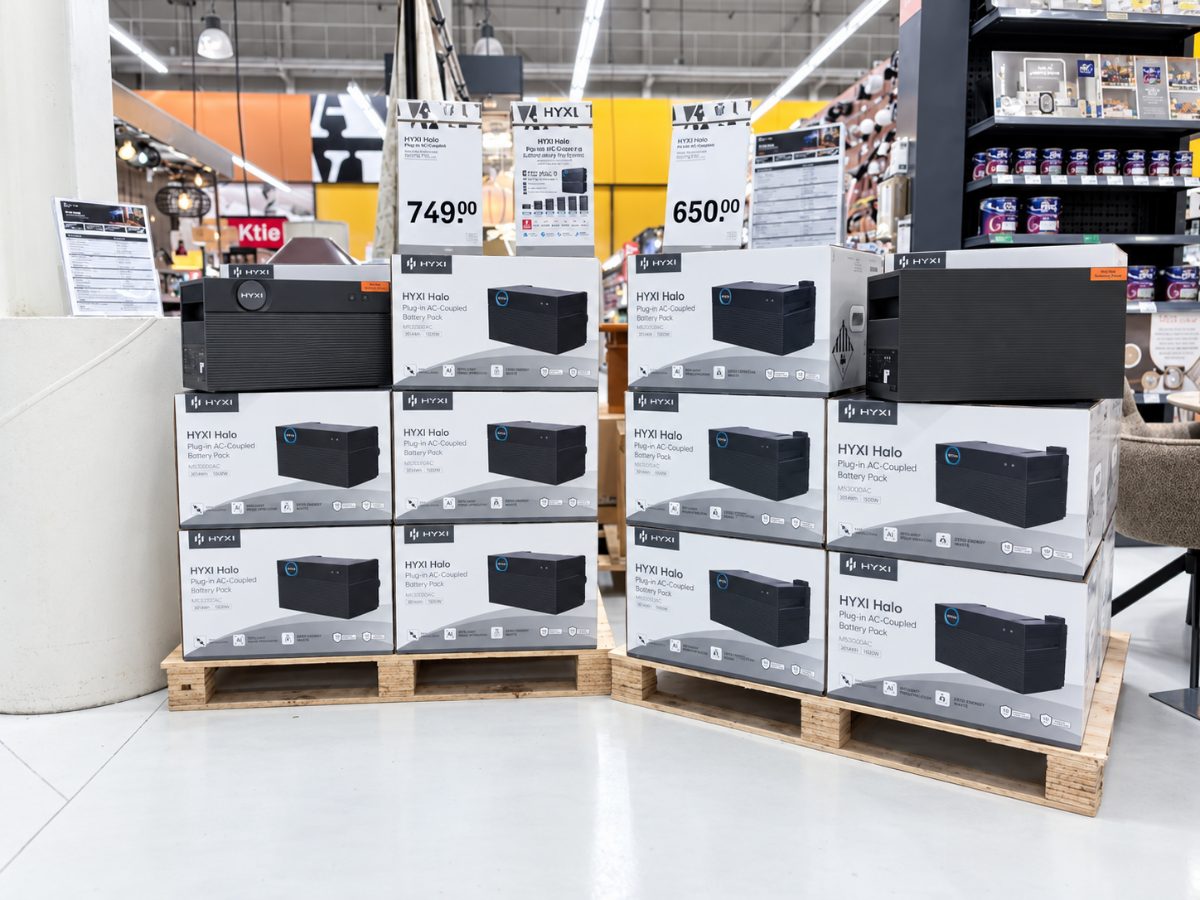 HYXI Halo thuisbatterijen opgestapeld in een Karwei-winkel